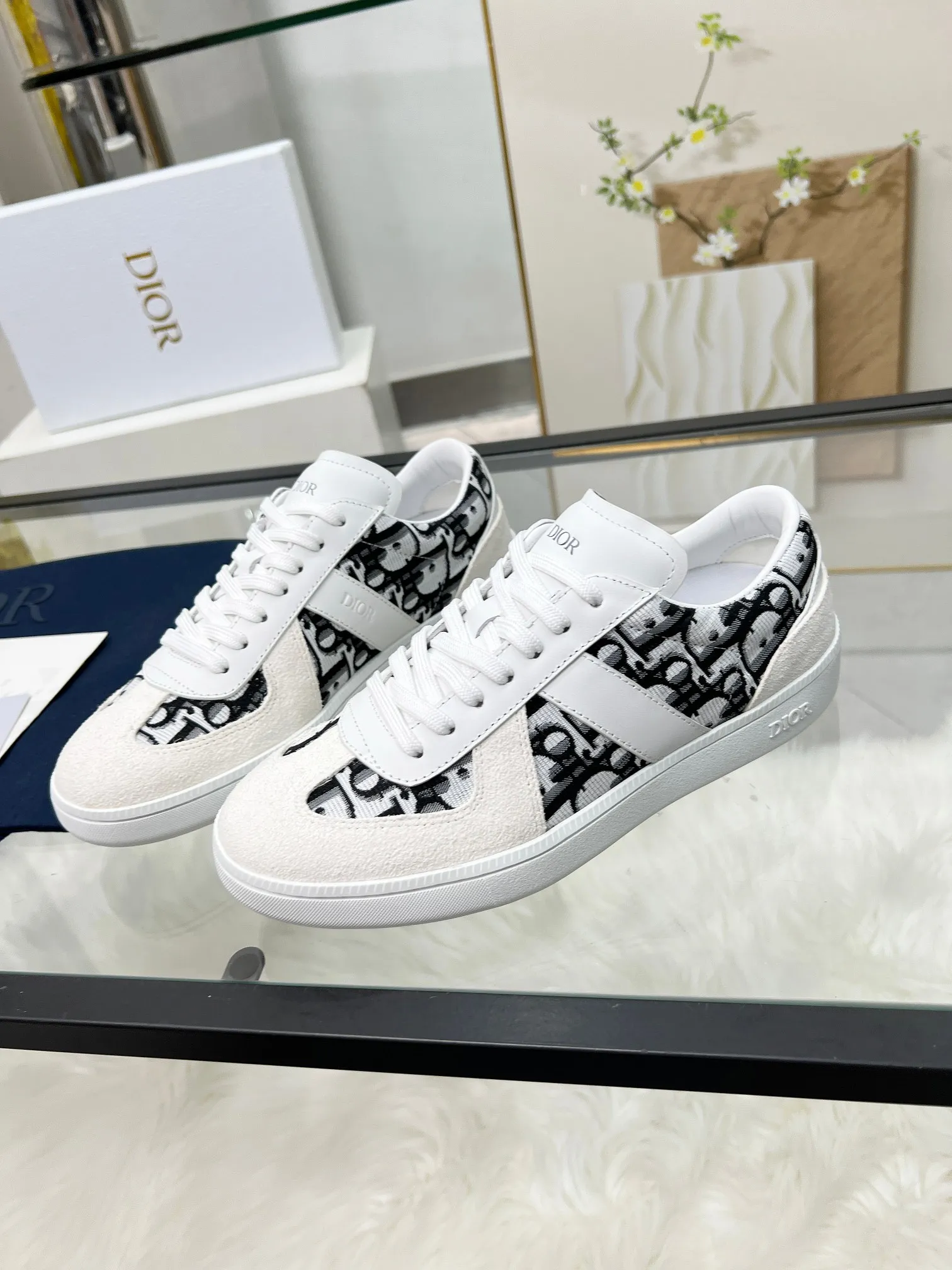 👟👟Ex-factory price 460👟👟Male size +10 correct✅ version. 𝐃𝐢𝐨𝐫 𝟮𝟱𝐏𝐫𝐞-𝐅𝐚𝐥𝐥 𝐁𝐞𝐫𝐥𝐢𝐧 𝟬𝟭 Dior B01 couple casual moral training shoes white shoes sneakers late 90s fashion brand Maison Margiela purchased GAT in large quantities and gave them a makeover. This shoe type of De Xun officially started its fashion journey. Original: Top layer of cowhide, cowhide lining, original outsole Size: 35-45 (40 for women, 45 for men, custom made, non-refundable)